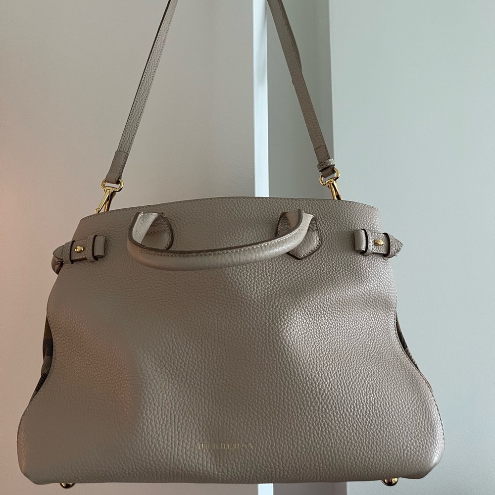 Burberry house check pebble grain medium banner tote